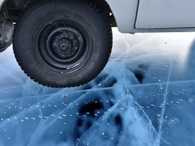 Машина на льду